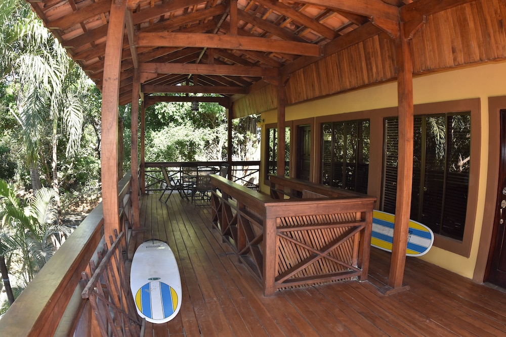 Casa Aura Beachfront Premium Hostel