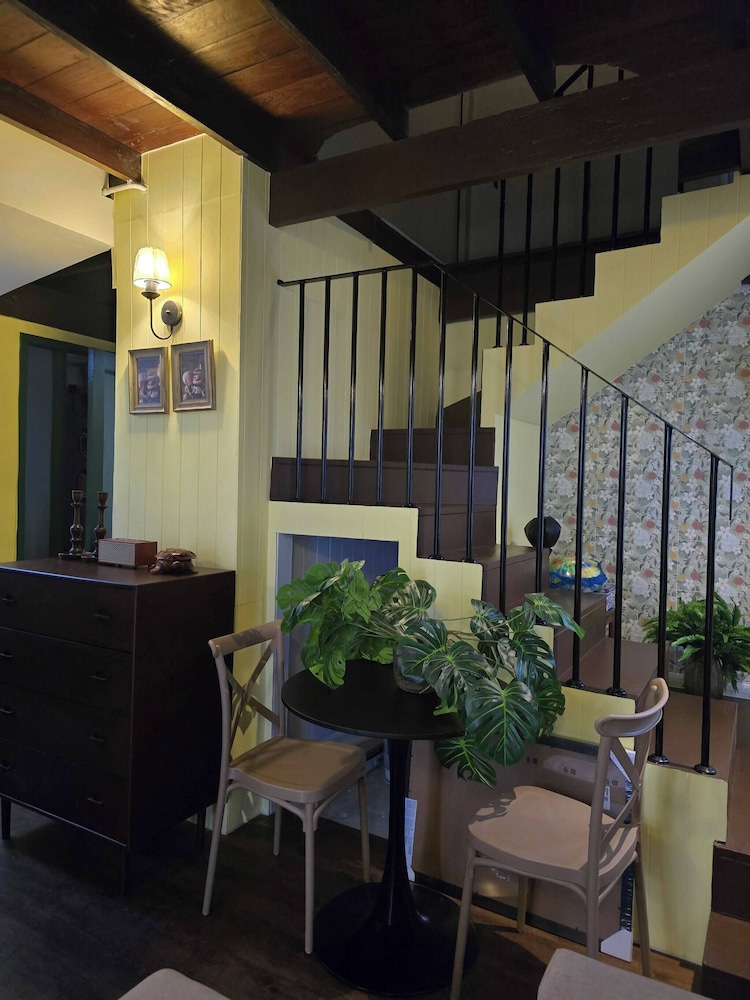 Homey Home UP Themed Near MRT Samyot