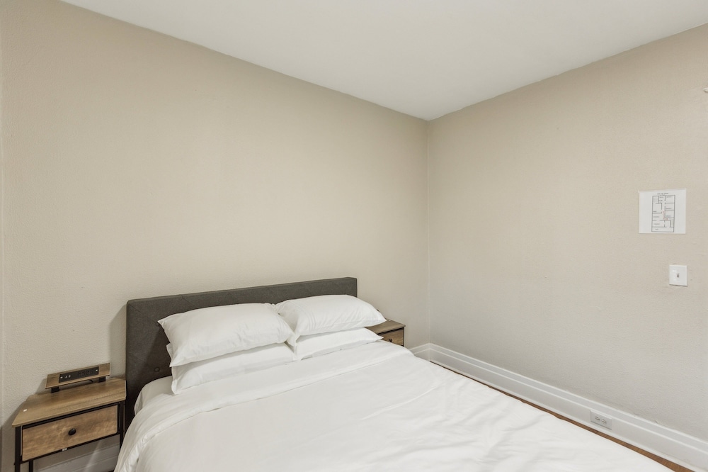 Cozy Upper Flat Minutes From Niagara Falls 3 Bedroom Apts