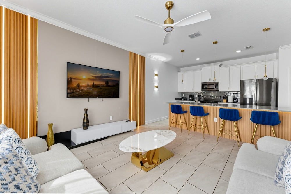 Chic & Fun Family Stay 10 Mins to Disney
