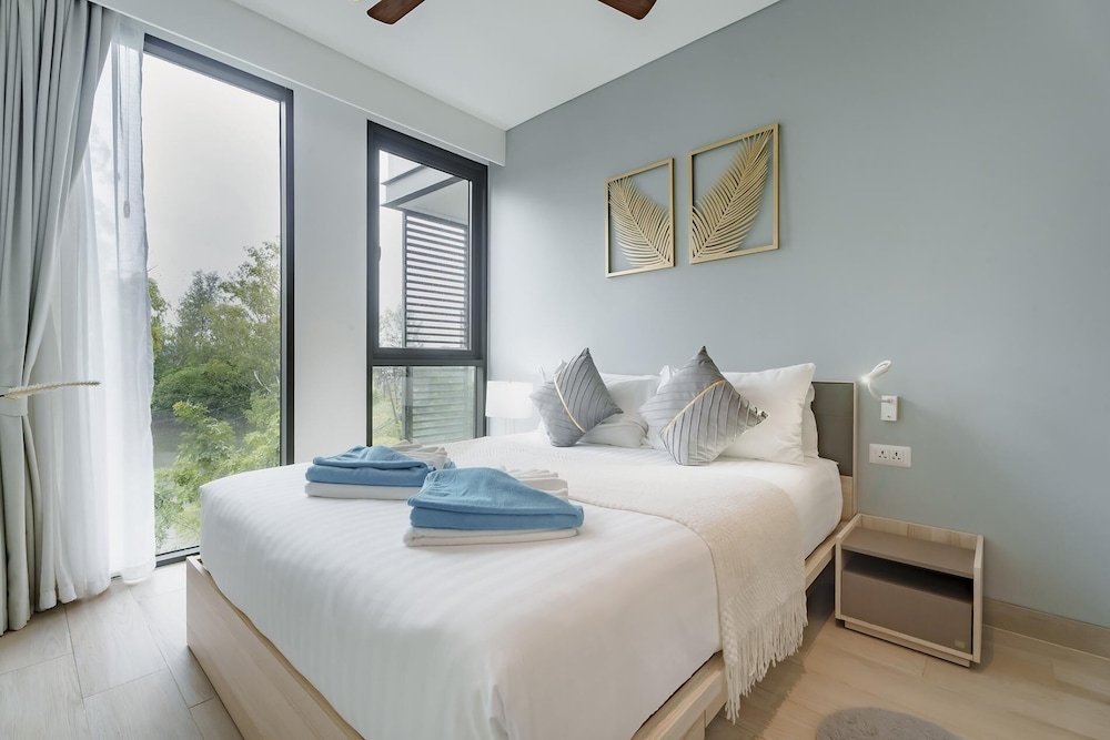 Cassia Exclusive Lake View Condo, Bang Tao Beach