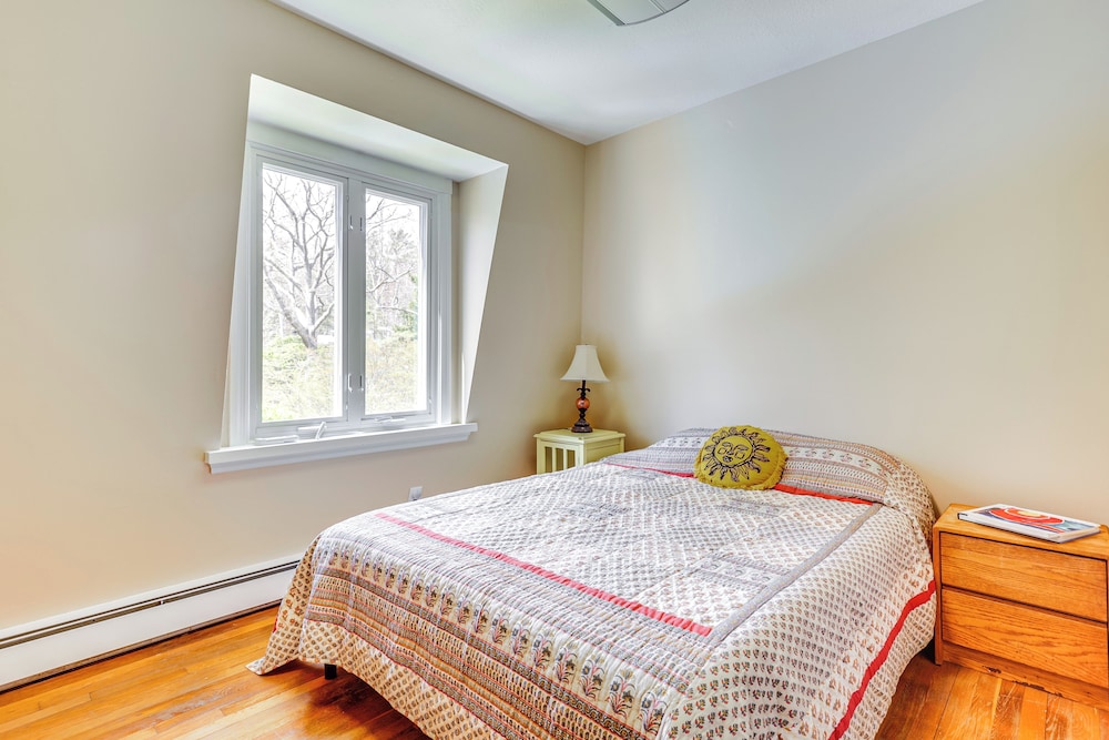 3 Mi to Cape Cod Bay: Marshfield Home w/ Balcony!