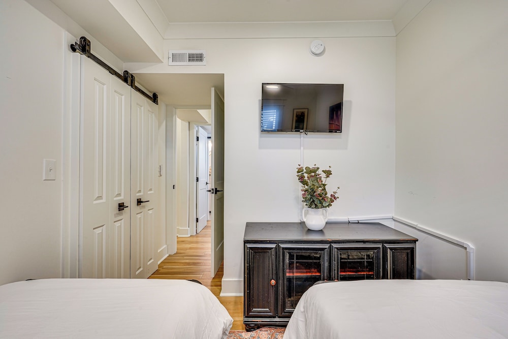 Dtwn Retreat w/ Game Room! Walk to Hampton Park