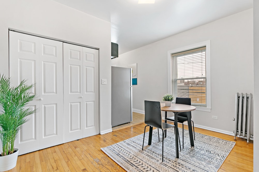 1BR Apt with King Bed in Rogers Park - Image 4