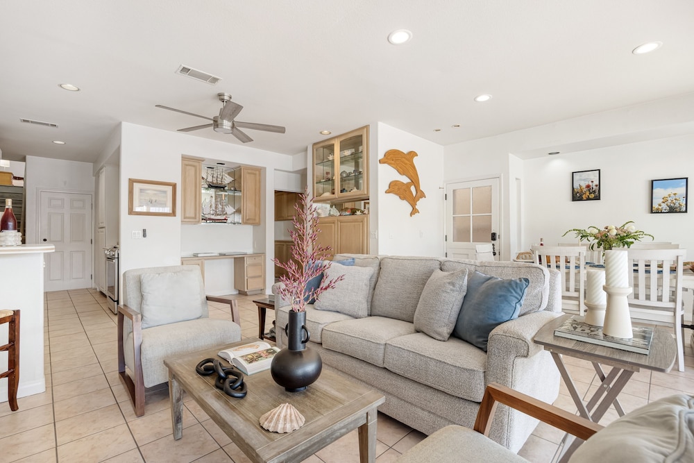 Canalfront Charmer by Avantstay Waterfront w Private Dock Hot Tub