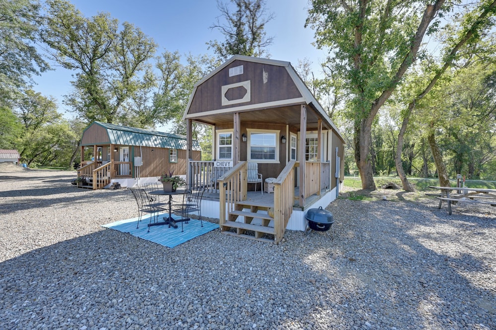 Cabin w/ Trail & Pond Access in Steamboat Rock!