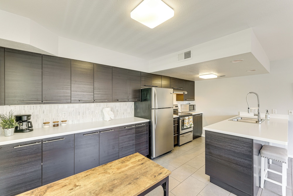 Community Pool: Scottsdale Condo 2 Mi to ASU