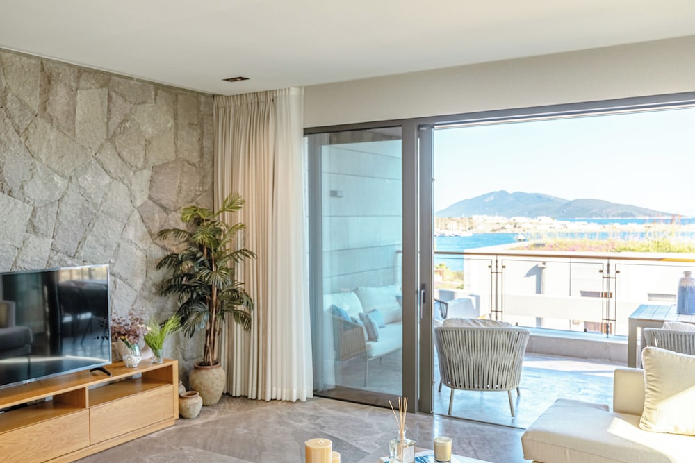 3-Bedroom Beachfront Villa with Hotel Amenities