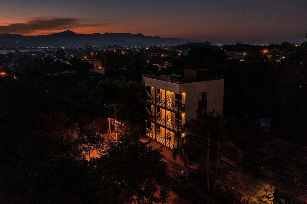 Hotel Lugar ao Sol - Flats - Praia do Rosa SC - Image 1
