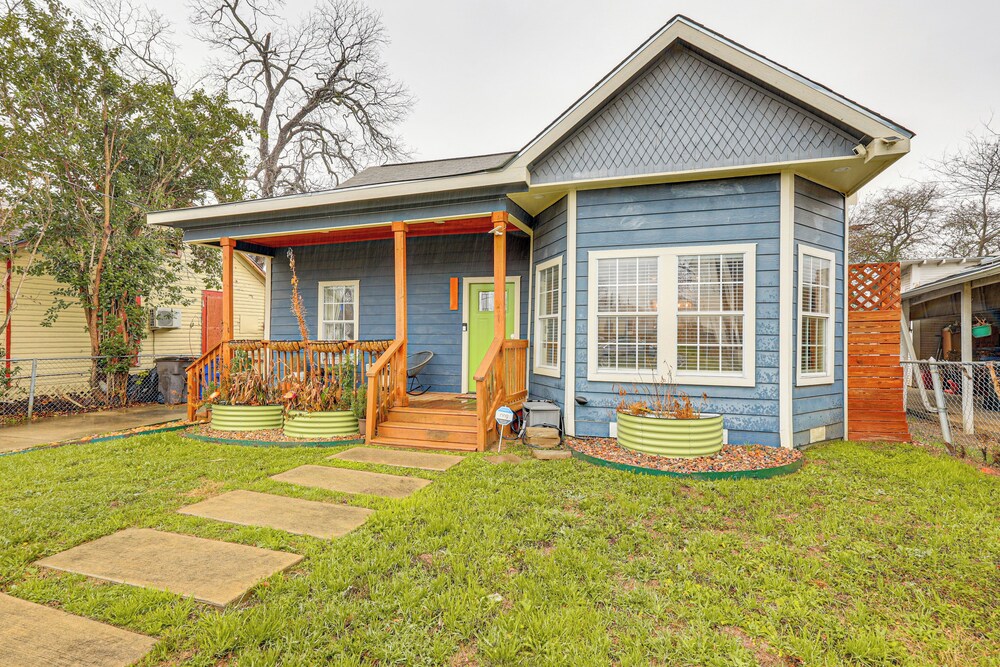 Artsy Bungalow w/ Yard in Dtwn San Antonio