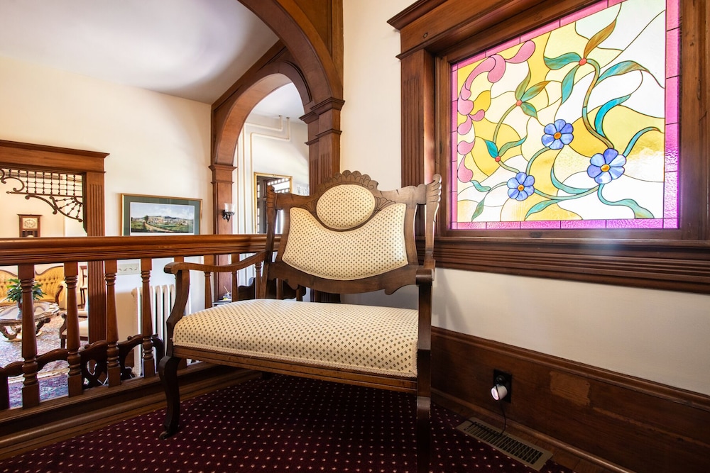 The Oaks Victorian Inn