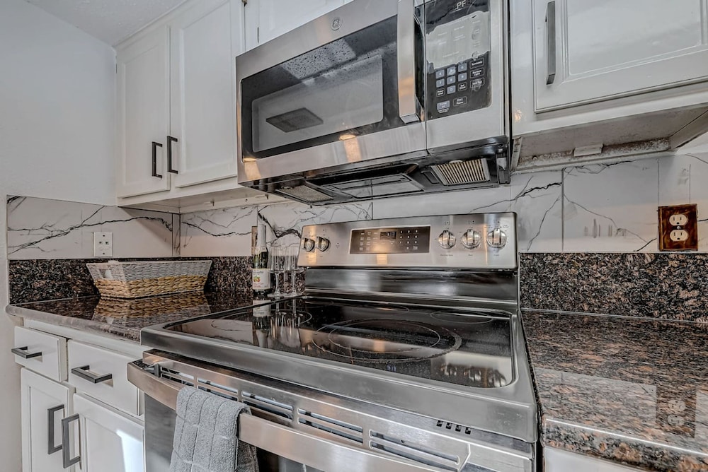 Upscale 1BR Condo in Med Center
