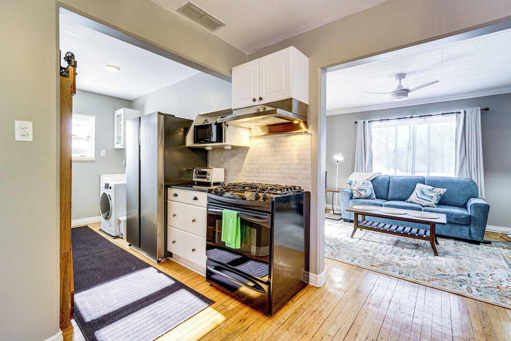 < 1 Mi to Dtwn Clawson! Family Retreat w/ Yard