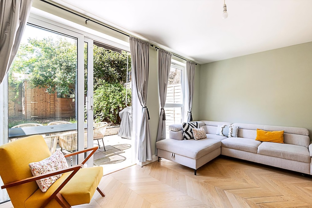 Stylish Islington Garden Flat Sleeps Four