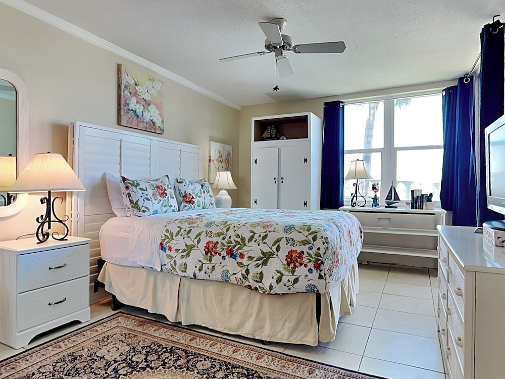 Bahia Vista 9-521 by Distinctive Beach Rentals