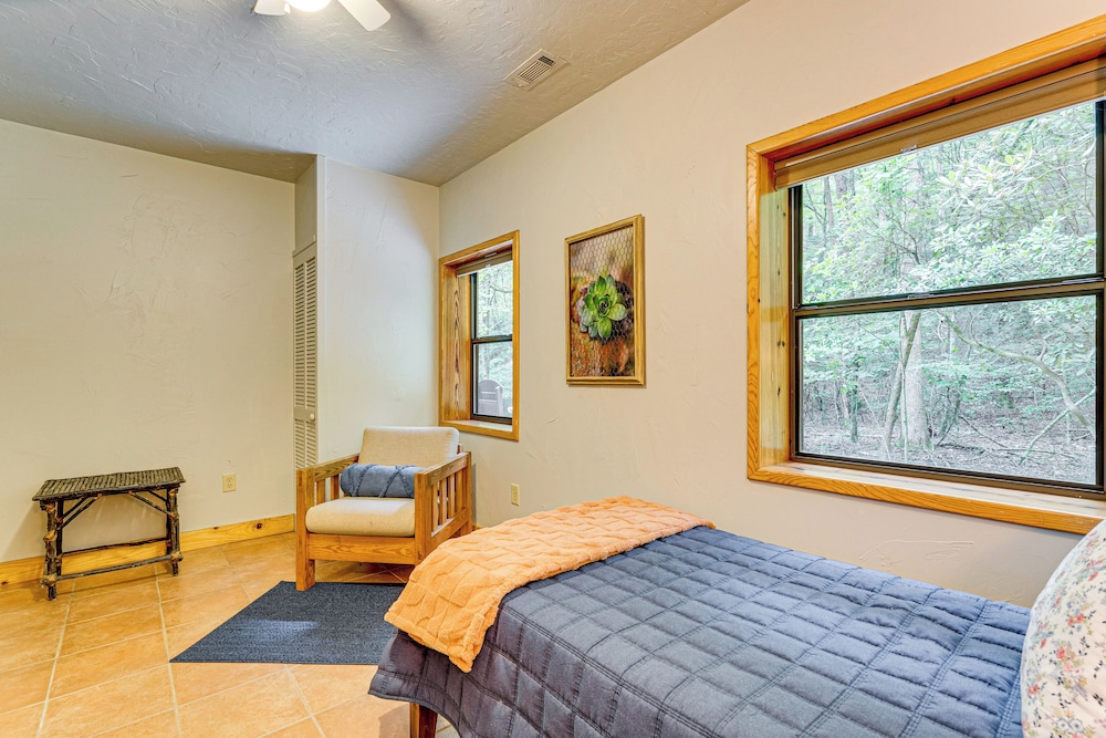 Hike, Fish & More: Cozy Cabin w/ Patio in Murphy!