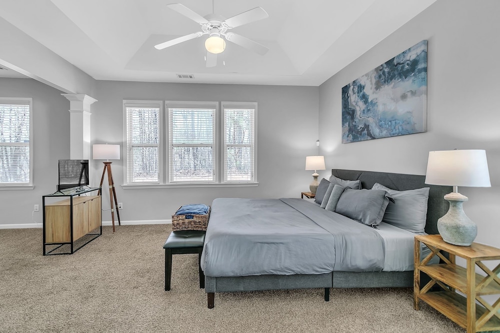 Spacious Family Retreat in Atlanta - Sleeps 10