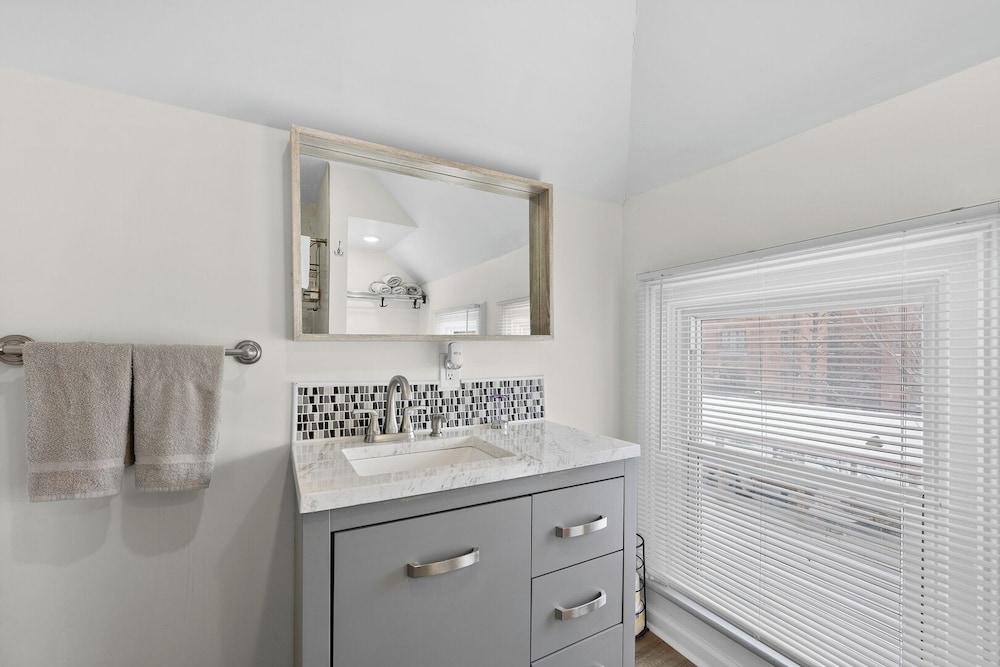 Detroit Escape: 2BR Apartment for 7 w/ Wifi
