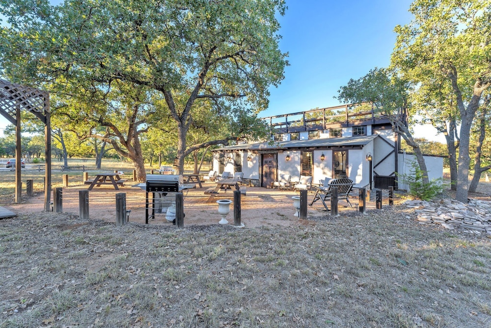 The Vines Retreat, Hot-tubs, Game Room, 10-mins to Downtown!
