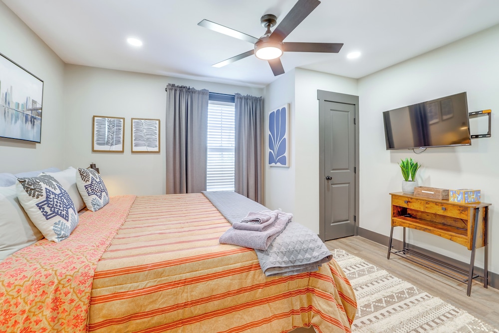 4 Mi to Liberty Bridge: Greenville Getaway w/ Deck