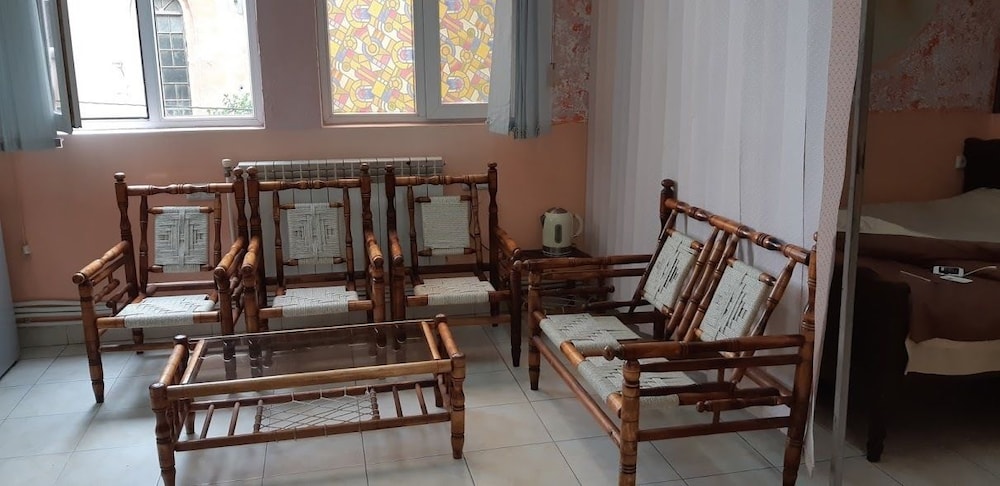 Full House Hostel