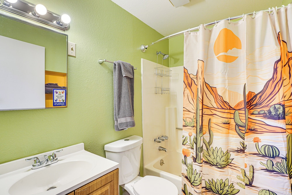 5 Mi to U of A Campus: Mtn-view Tucson Pad!