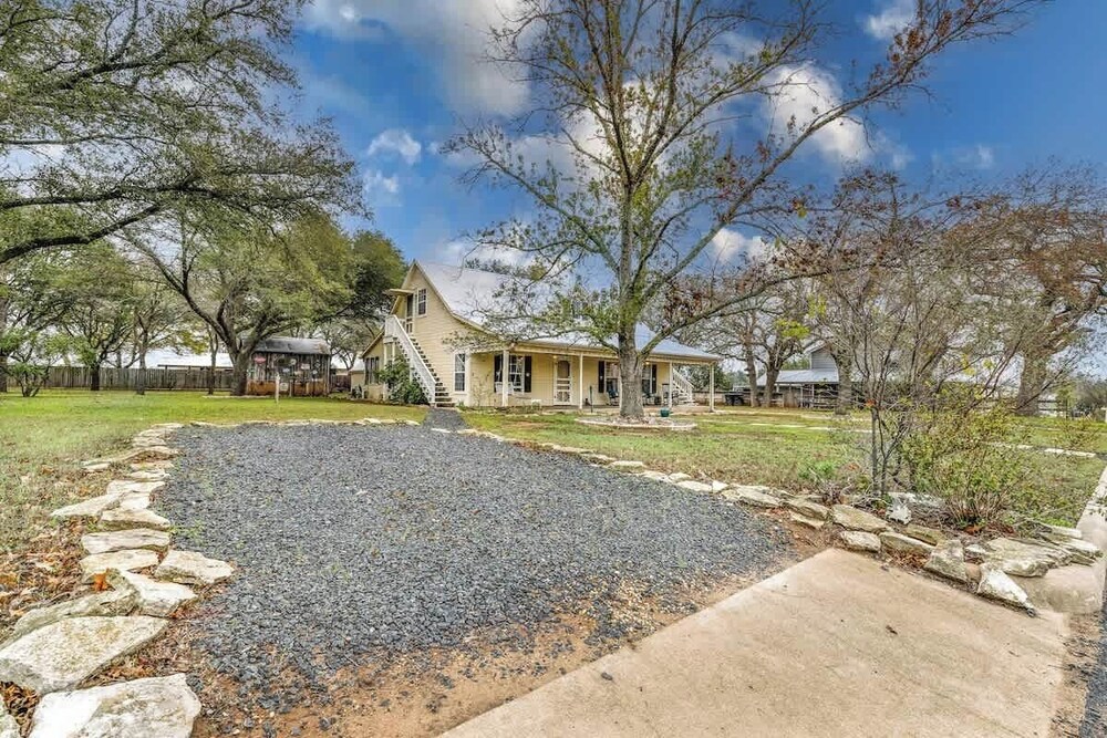 The Country Haus: Quaint Home 1 Mile From Downtown