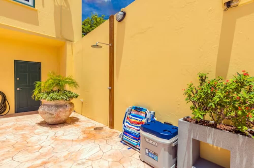 NEW 6br6 5BA Villa 200m to Beach w Privatepool