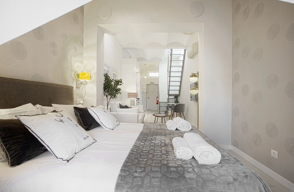 Penthouse With Private Terrace & Balcony in Plaza Mayor Square. Plaza Mayor IV view 3