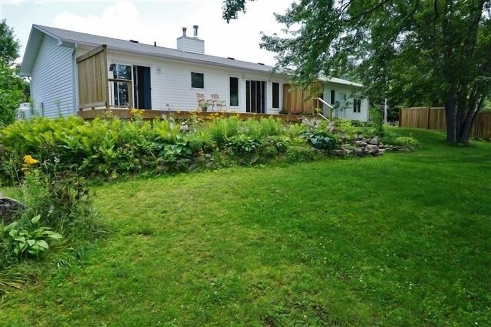 433 Kamaniskeg Lake 3 Bedroom Cottage