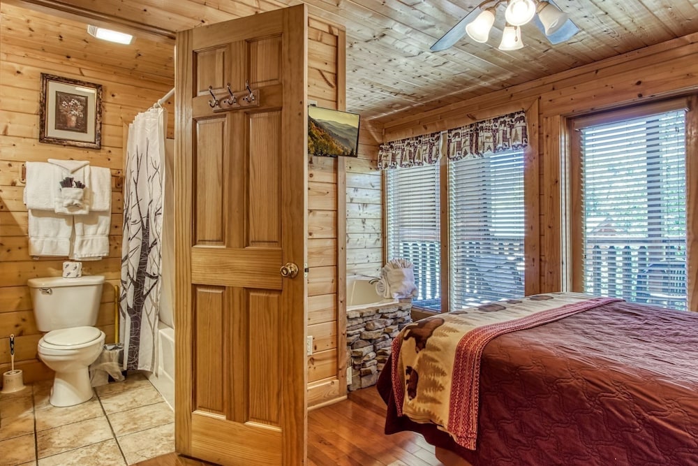 Ern850 - Simply The Best - Great Location - Close To All The Action! 4 Bedroom Cabin by RedAwning view 3