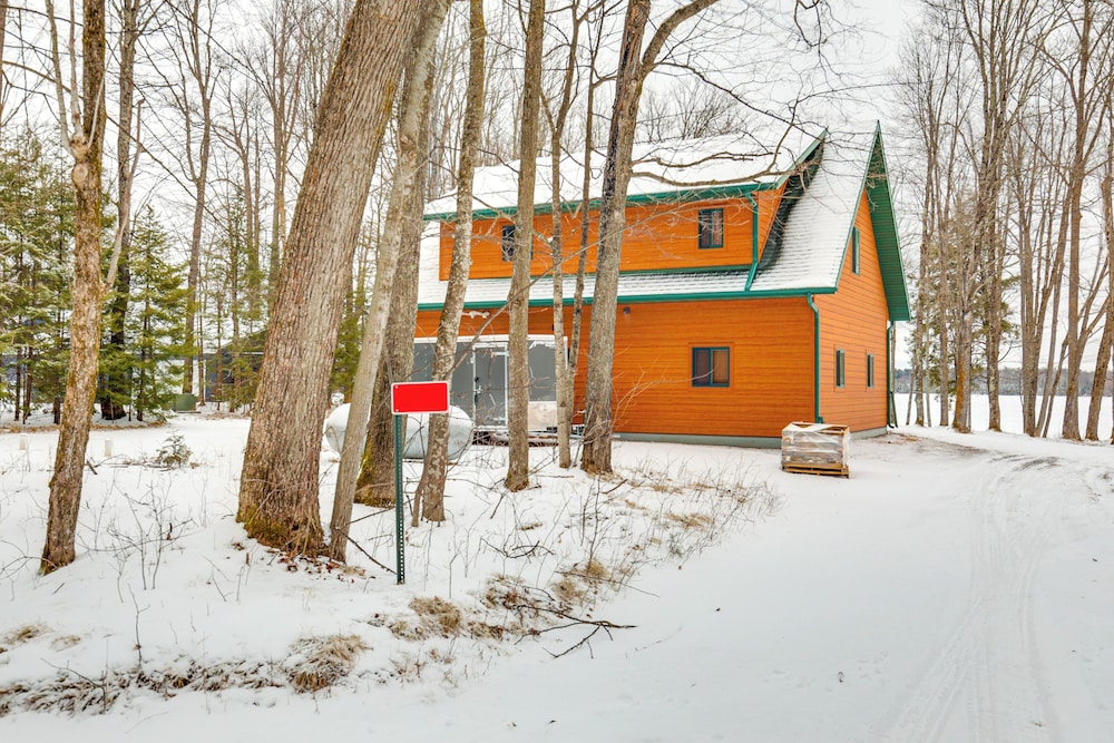 Private Dock, BBQ Ready: Lakefront Fifield Home!