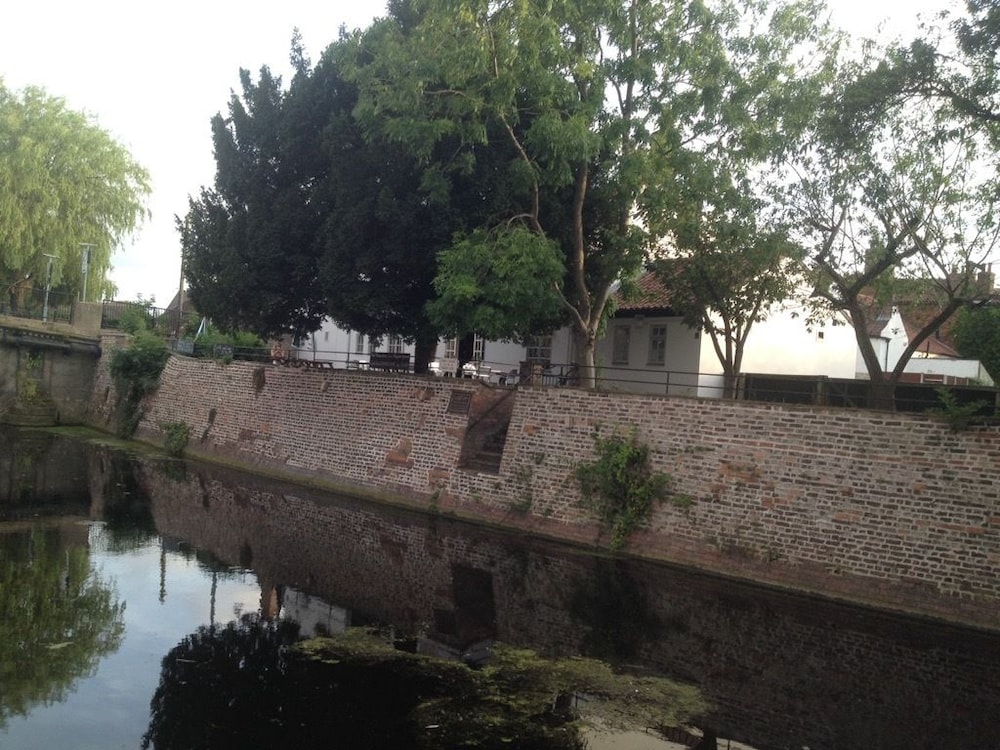 Riverside Mews