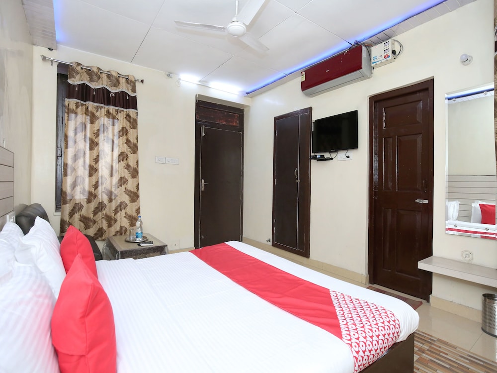 OYO 11595 Hotel Roxy