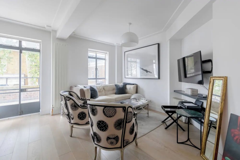 Sleek & Stylish 1BD Flat w/ Balcony - Kings Road