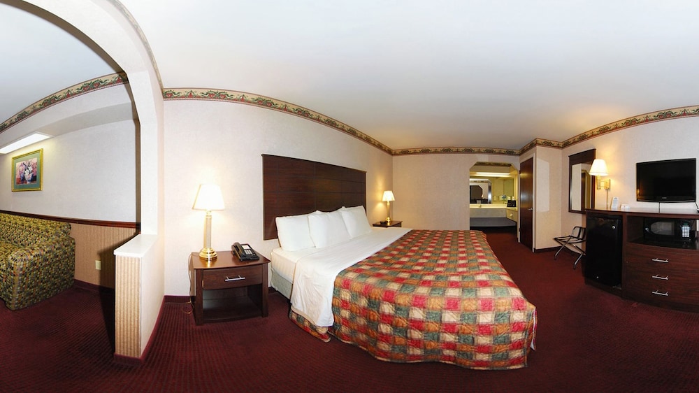 Days Inn & Suites by Wyndham Pine Bluff view 2