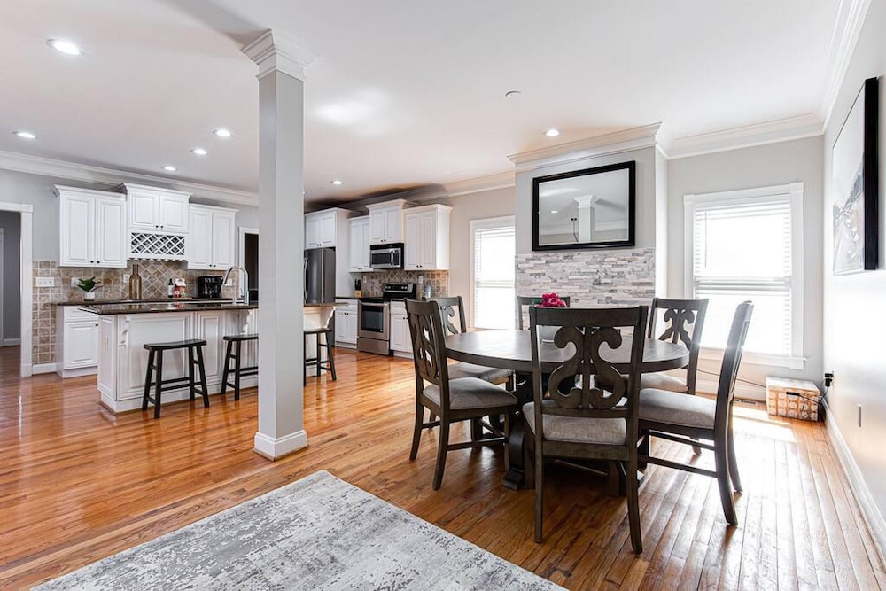 Huge 4 Bdrm Home in the Heart of Atlanta King Bed view 2