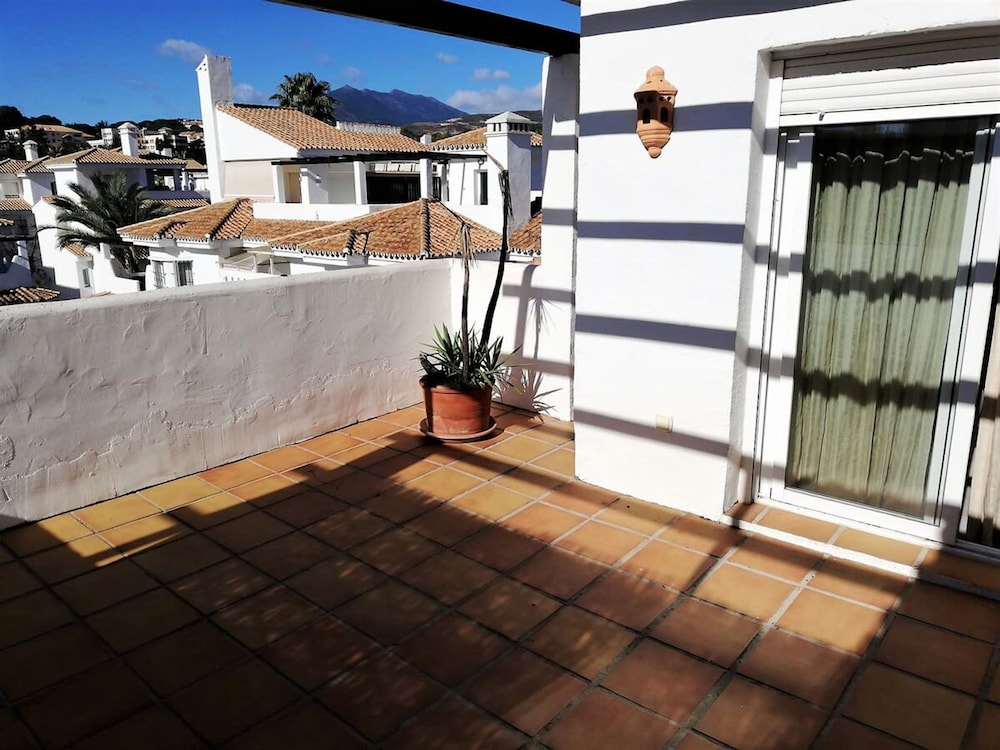 Top Floor 2 Bedroom Duplex 360 Views F-5