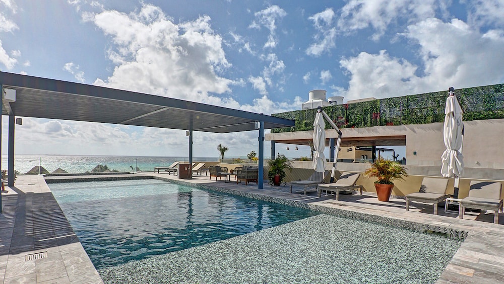 Condos with Oceanview Rooftop Pool