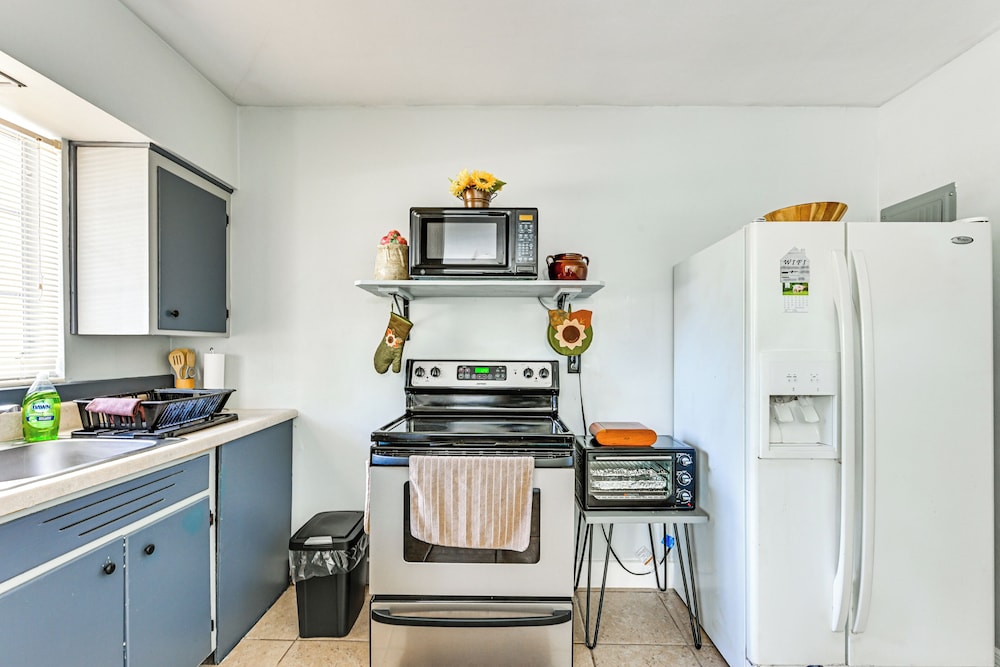 Outdoor Entertainment Area: Clearwater Condo!