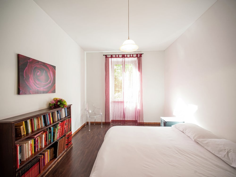 Spacious Apartment in Rome near Sea