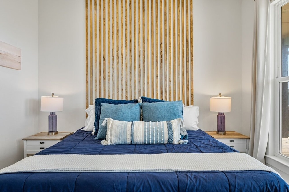 Tidewater 4 Bedroom Home by RedAwning