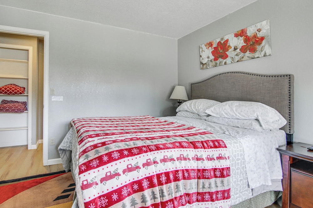 Private Hot Tub, 4 Mi to Usafa: Cozy Apartment!