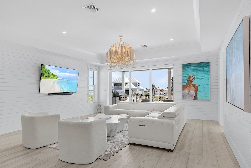 673 White Sands Retreat: Bay Views, Pool, Elevator 5 Bedroom Home