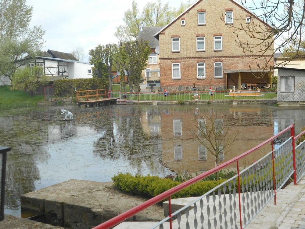 Lake-view Apartment in Klein Pravtshagen With Garden