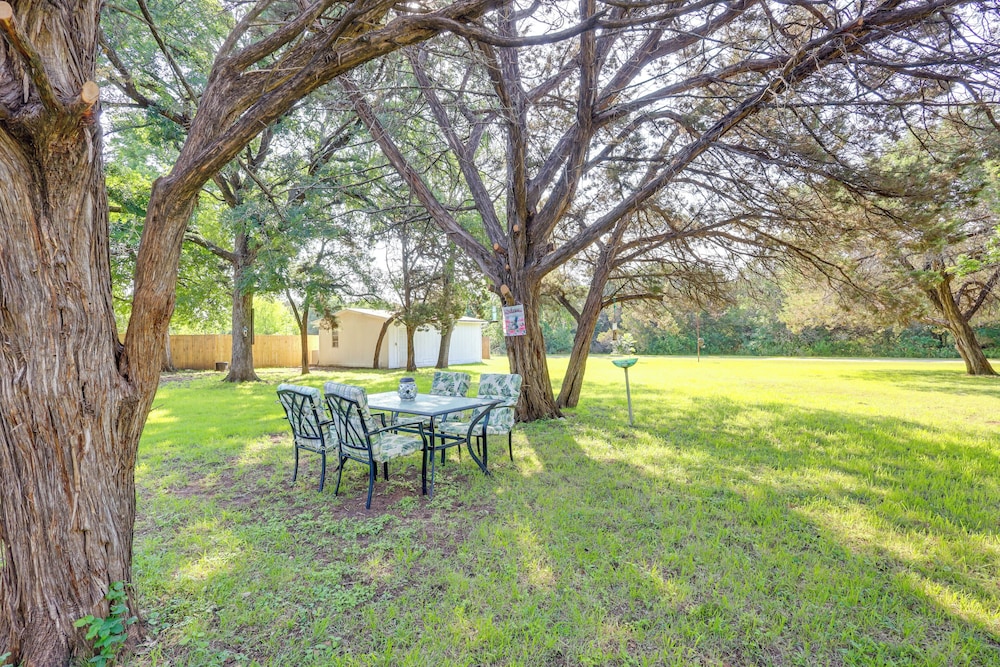 1 Mi to Lake Whitney: Morgan Home w/ Deck!