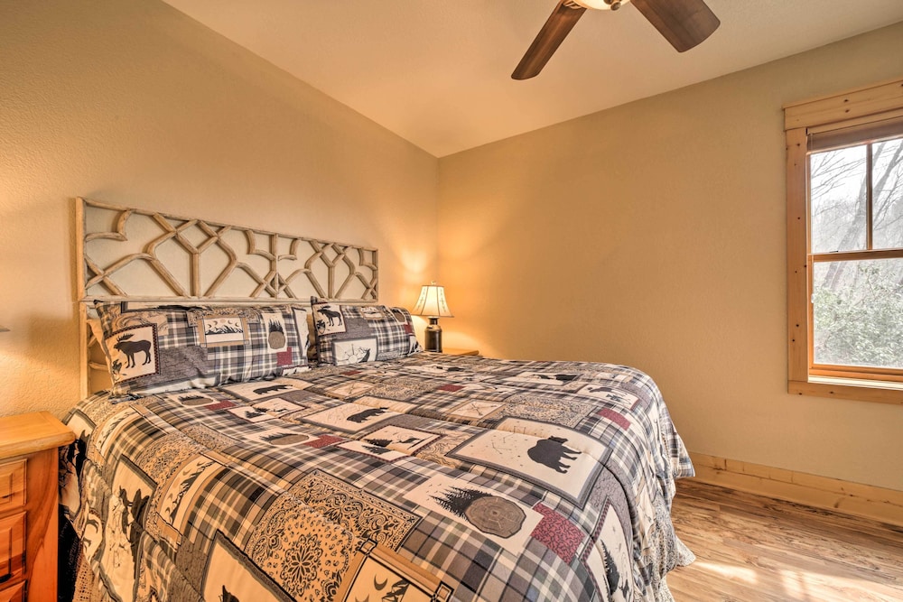 Luxury Dog-friendly Cabin Rental in Franklin view 3