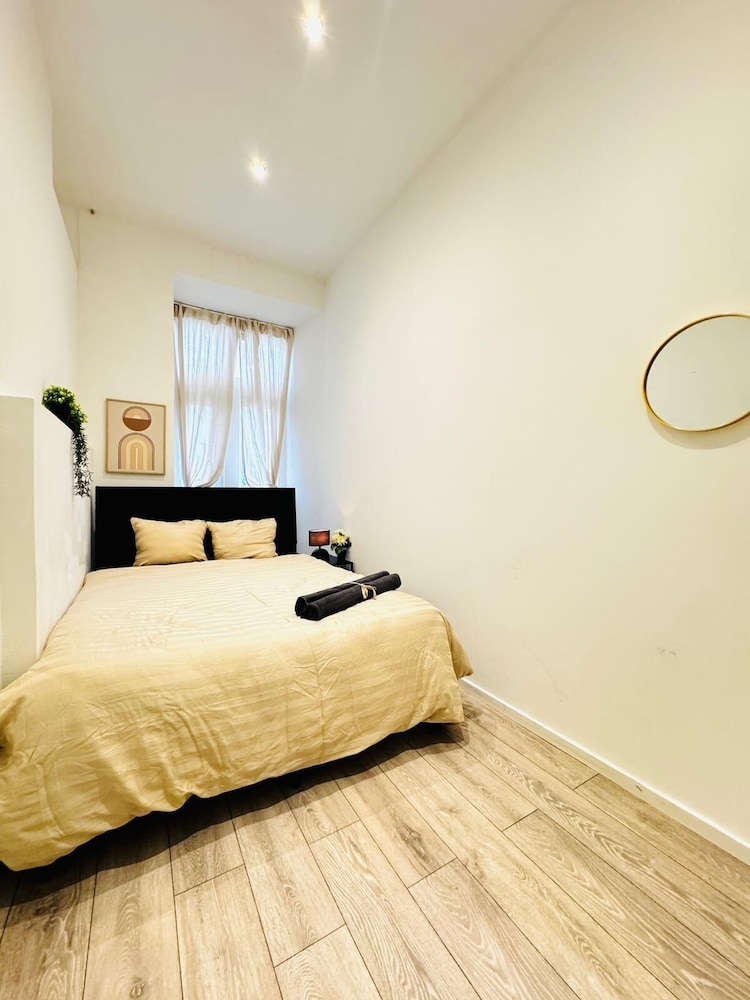 Elegant 5BR Home Ideal for Families