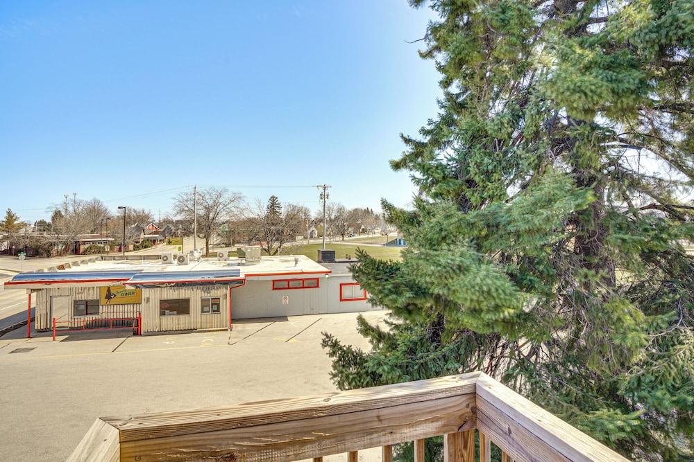 2 Mi to Dtwn: Studio Suite in Sheboygan