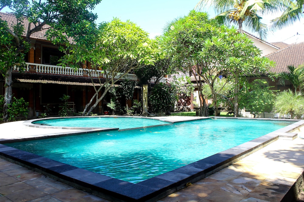 Budhi Beach Inn